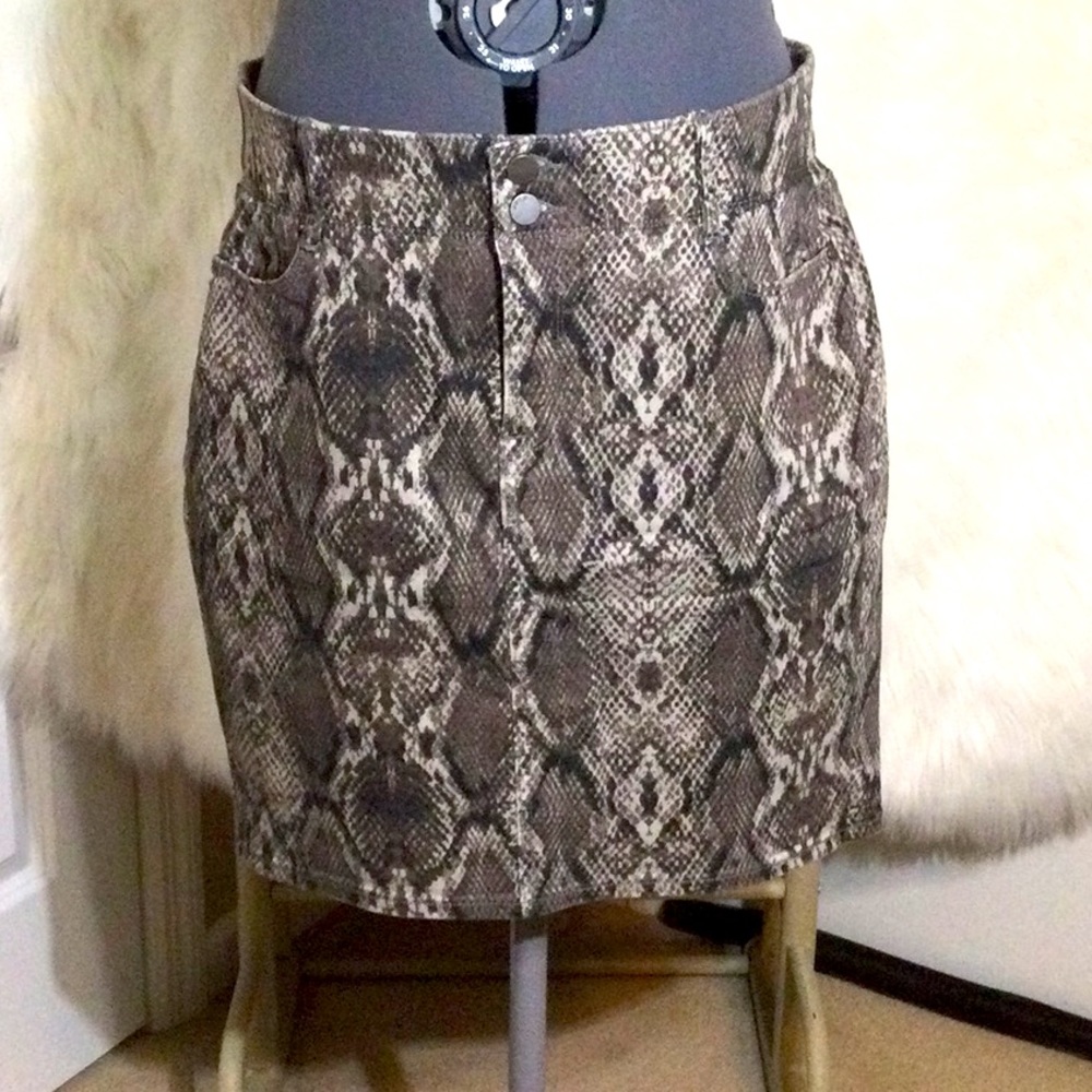 Apt 9 Mid Rise Tummy Control Skirt
